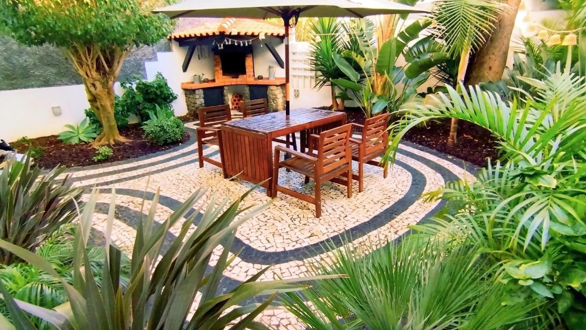 Stylish Garden Apartment By Galmi Caniço